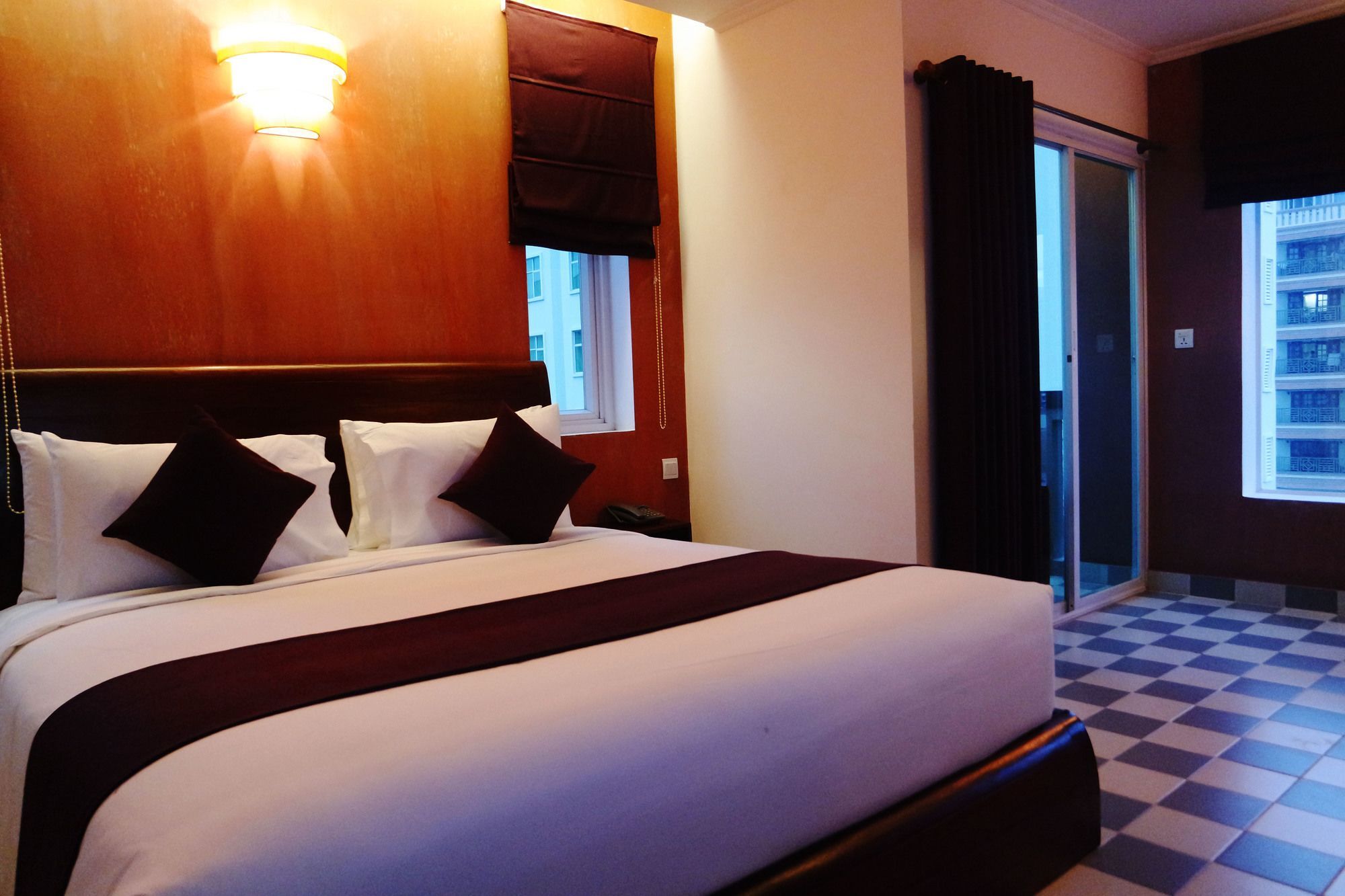 V Hotel Phnom Penh Extérieur photo